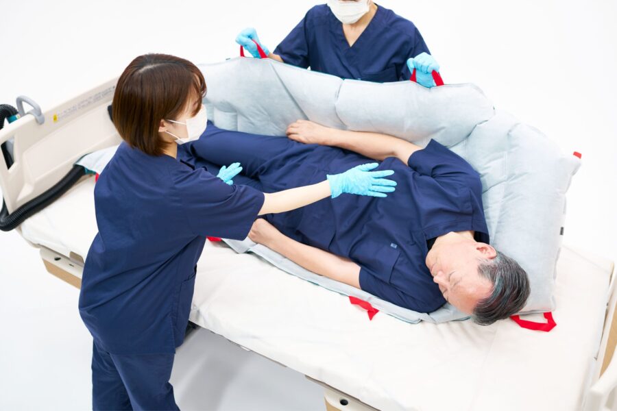ARDS患者の腹臥位への体位変換を8人から3人で実施できるようにしたホバーマットの導入事例