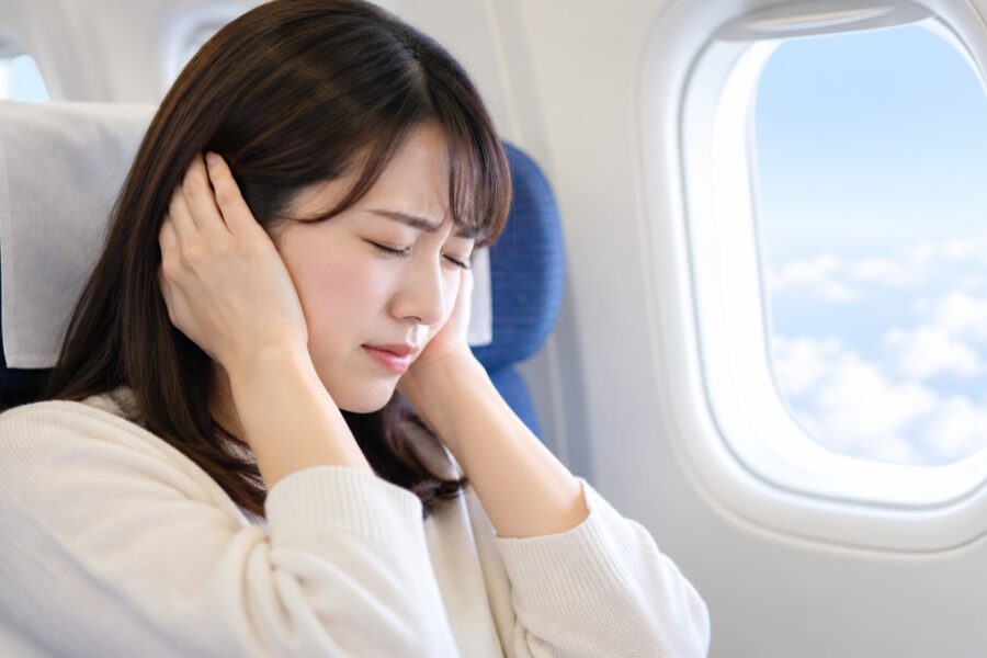 航空性中耳炎とは？飛行機で耳が痛む原因や対処法について解説します。