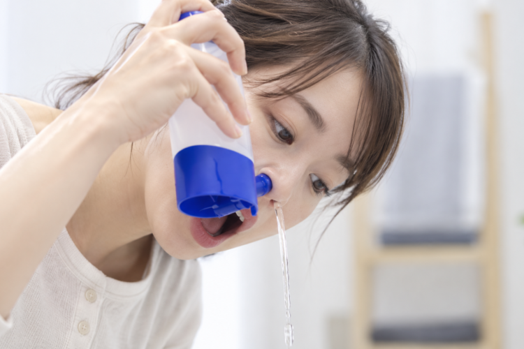 鼻洗浄（鼻うがい）の効果と正しいやり方は？鼻洗浄器・生理食塩水の使い方や注意点を解説します。