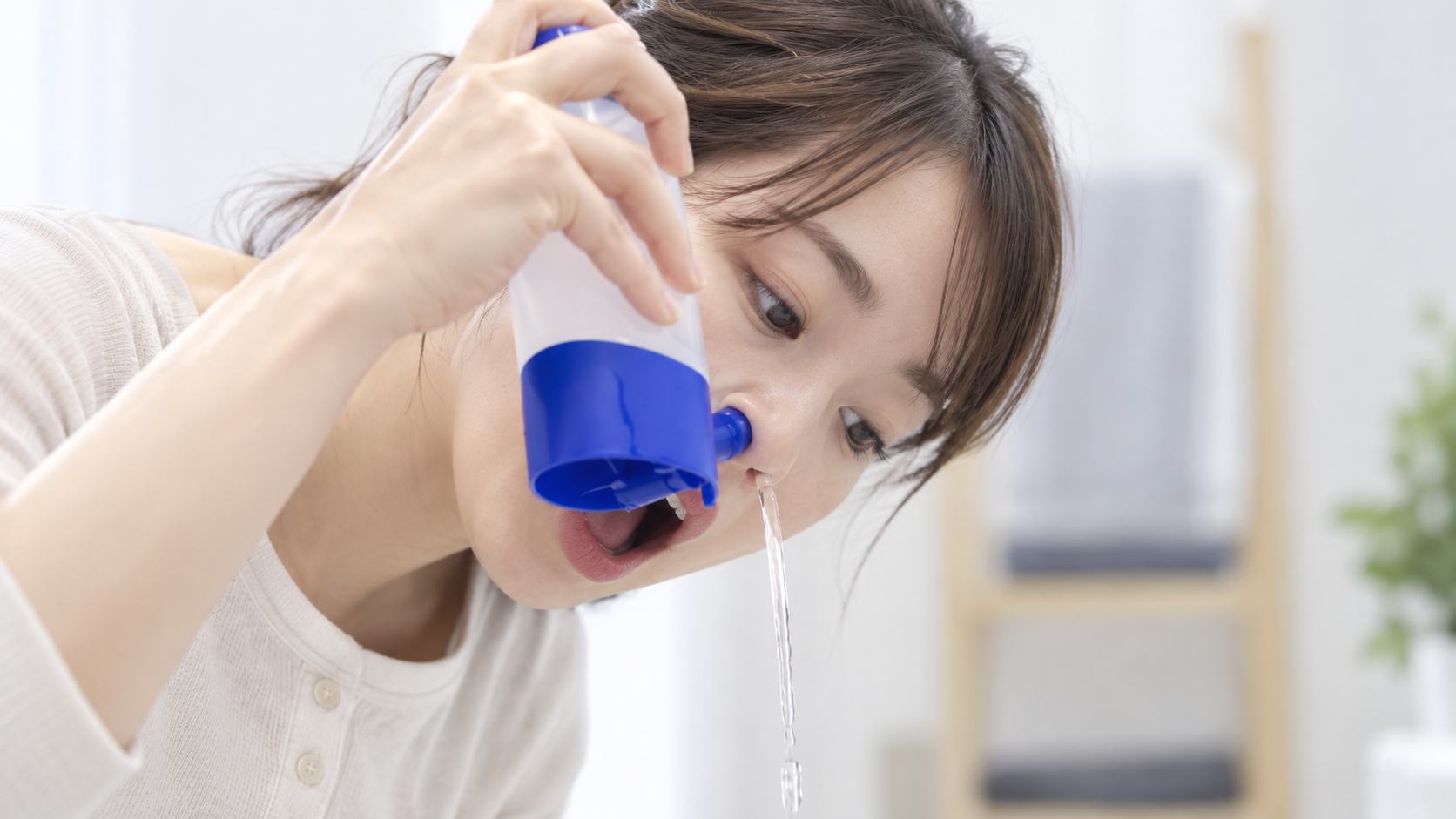 鼻洗浄（鼻うがい）の効果と正しいやり方は？鼻洗浄器・生理食塩水の使い方や注意点を解説します。