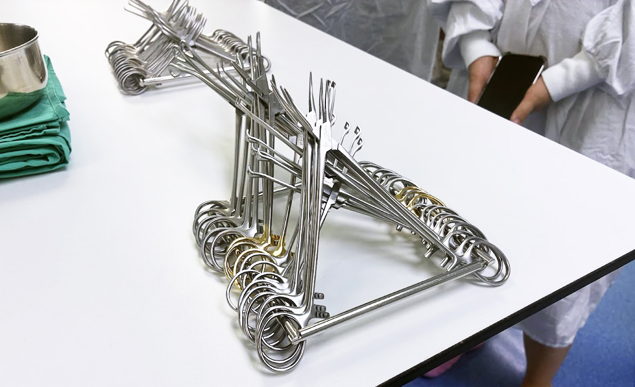 開いて固定された鋼製小物