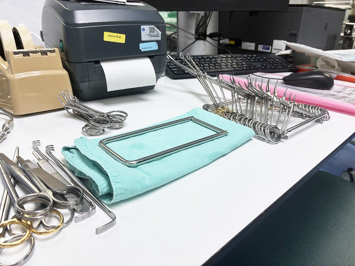 鋼製小物を固定する専用の金具