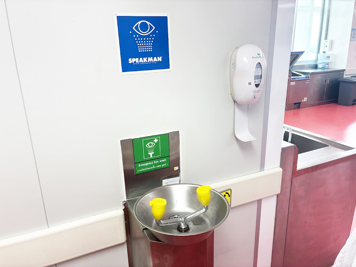緊急用の洗眼機