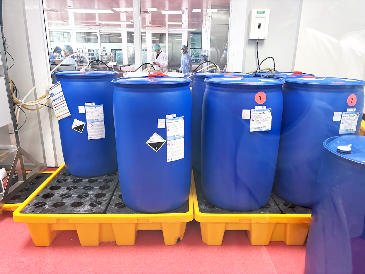 約180Lの洗剤入りの樽
